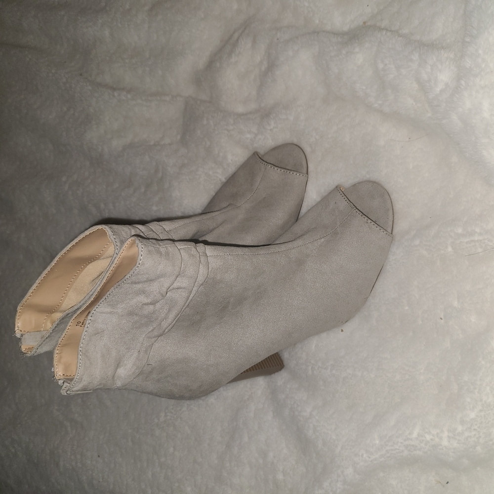 Express Size 10M  Faux Gray Suede - Picture 4 of 9